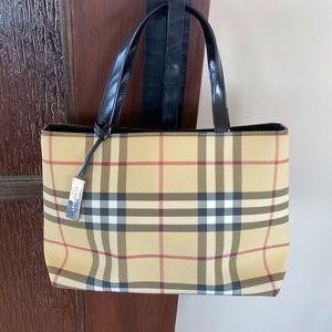 Burberry tote in beautiful condition with wears. Classic Burberry plaid!